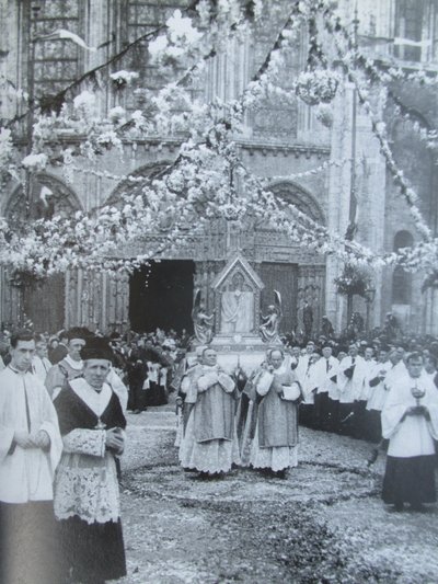 Procession of the Veil of the Virgin in front of the Royal Portal of the Cathedral of Notre-Dame de Chartres by Thomon